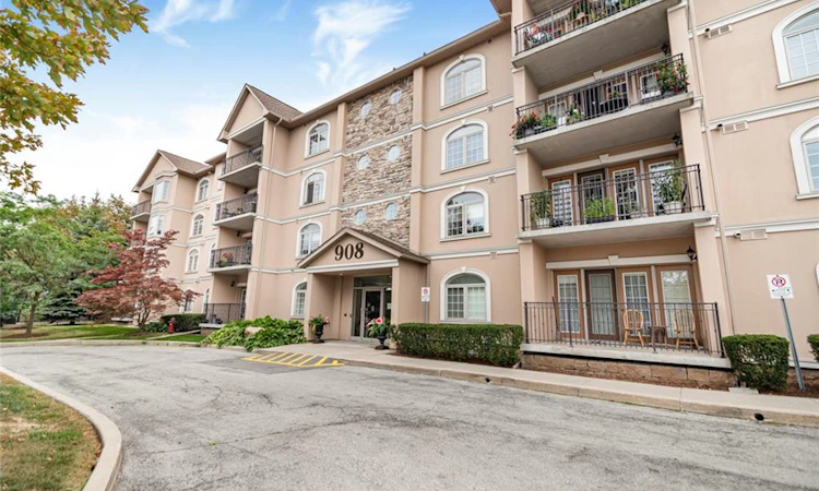 303-908 Mohawk Road E
