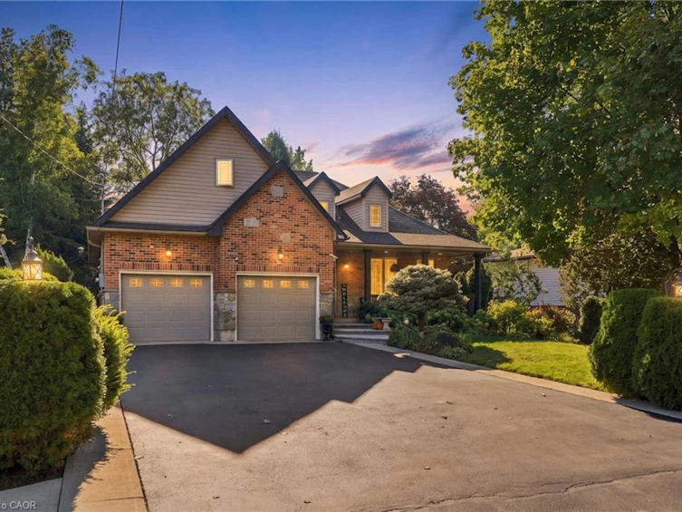 4 Summit Drive, Hamilton, ON, L8B 0E4