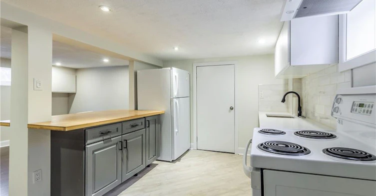 Lower-146 Glencarry Avenue, Hamilton, ON, L8K 3R8 - 3