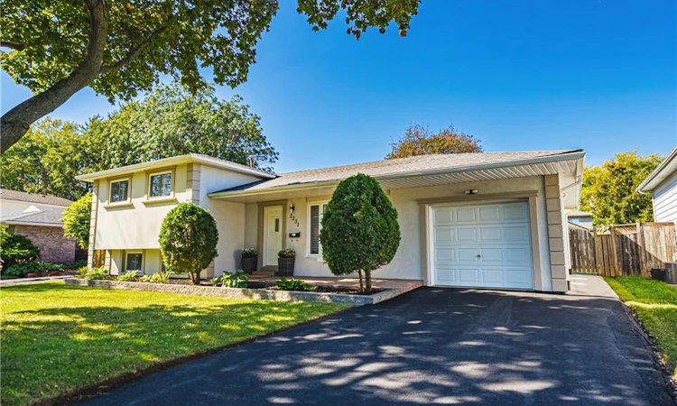 2231 Urwin Crescent