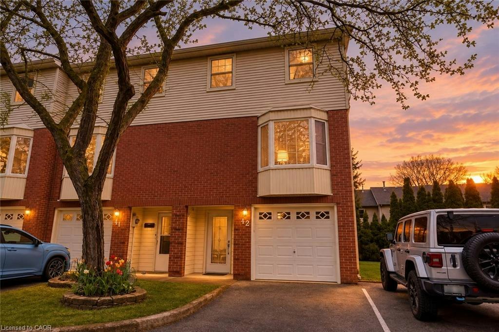 12-130 Livingston Avenue, Grimsby, ON, L3M 4W5