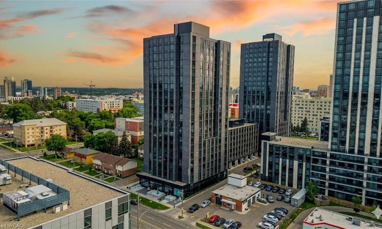 1210-145 Columbia Street W