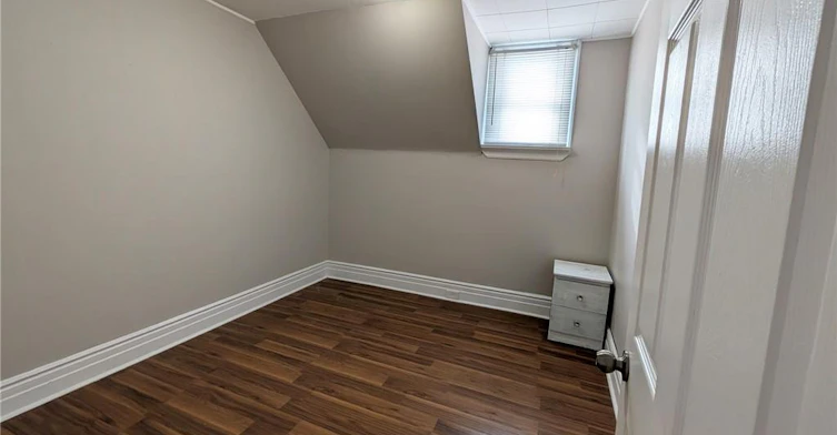 Upper-12 East 24th Street, Hamilton, ON, L8V 2X7 - 8
