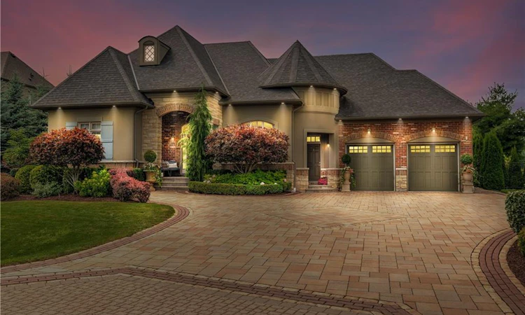 4 Holdroyd Court