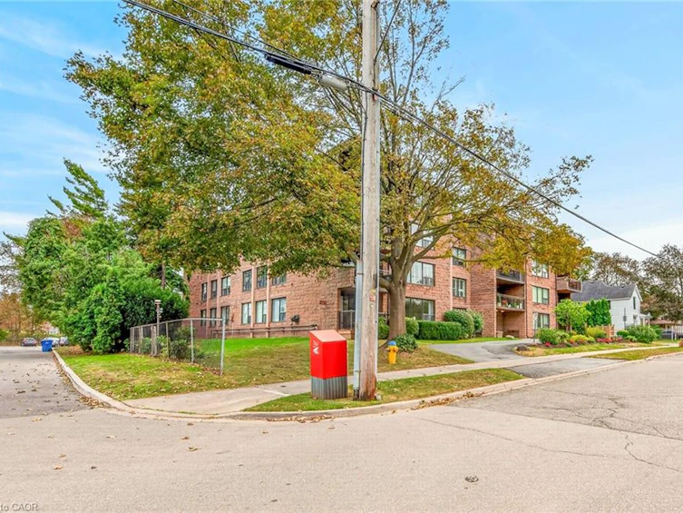 101-28 Robinson Street N, Grimsby, ON, L3M 3C9 - 4