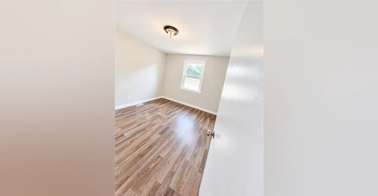 374 East 15th Street, Hamilton, ON, L9A 4G7 - 2