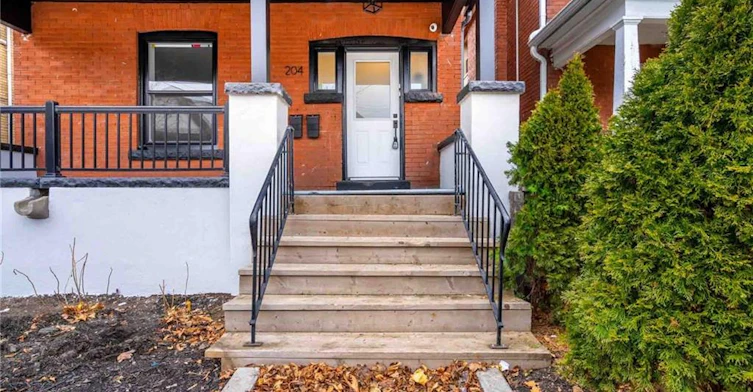 2-204 Balsam Avenue S, Hamilton, ON, L8M 3B8 - 3