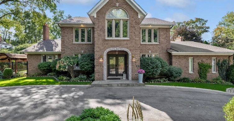 214 Lovers Lane, Hamilton, ON, L9G 1G8