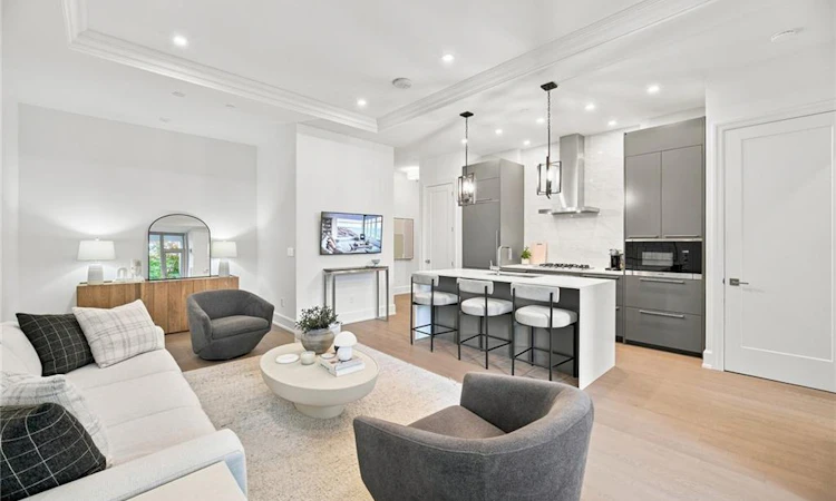 106-1441 Elgin Street