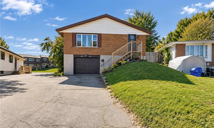 135 Cedarhill Crescent