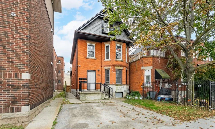 526 King Street E