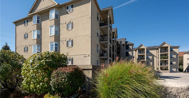 206-1451 Walker's Line, Burlington, ON, L7M 4P1