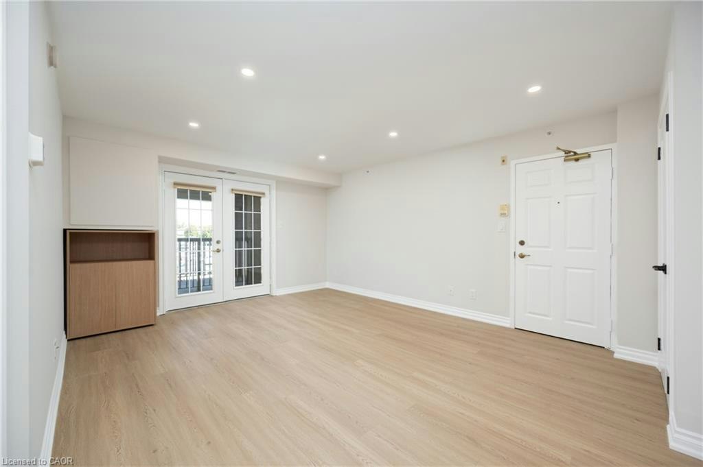 206-1451 Walker's Line, Burlington, ON, L7M 4P1 2