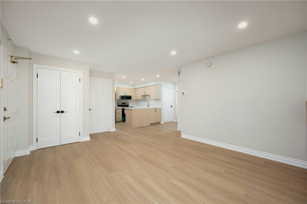 206-1451 Walker's Line, Burlington, ON, L7M 4P1 4