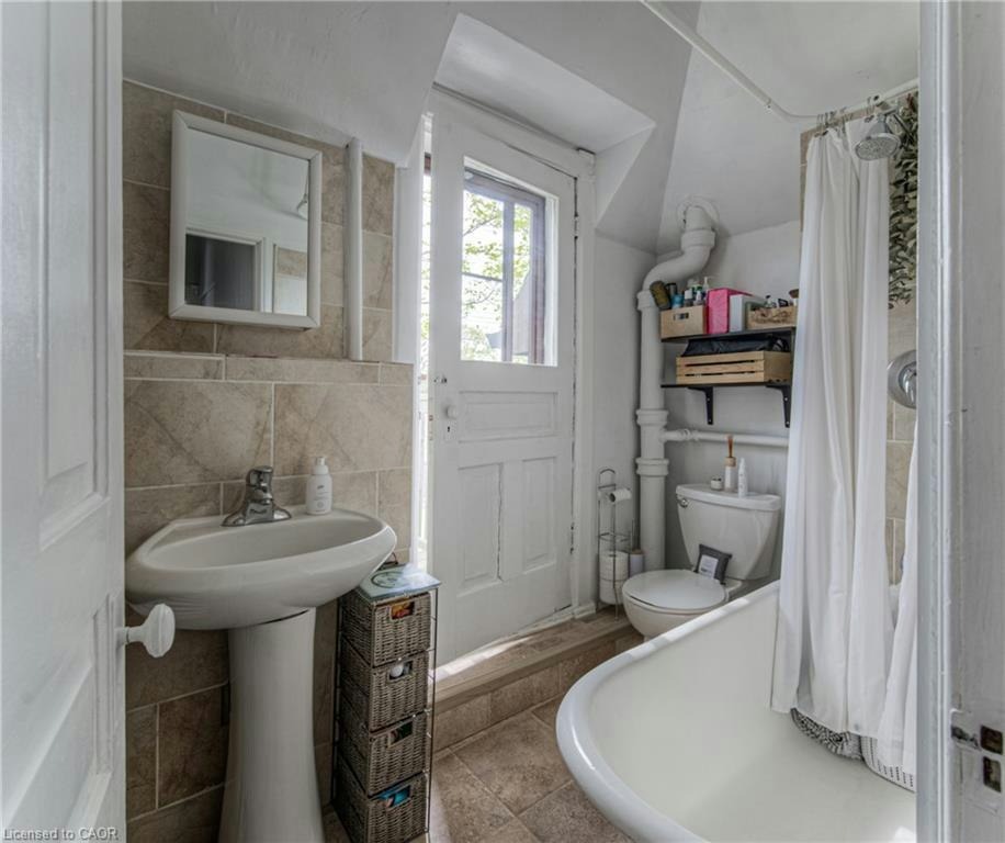 Upper-404 Duke Street W, Kitchener, ON, N2H 3Y5 - 2