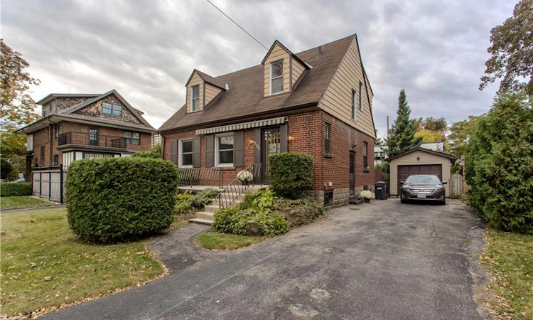 2104 Emerald Crescent