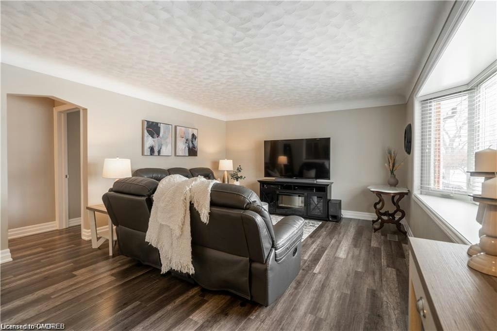 22 Fernwood Crescent, Hamilton, ON, L8T 3L1 2