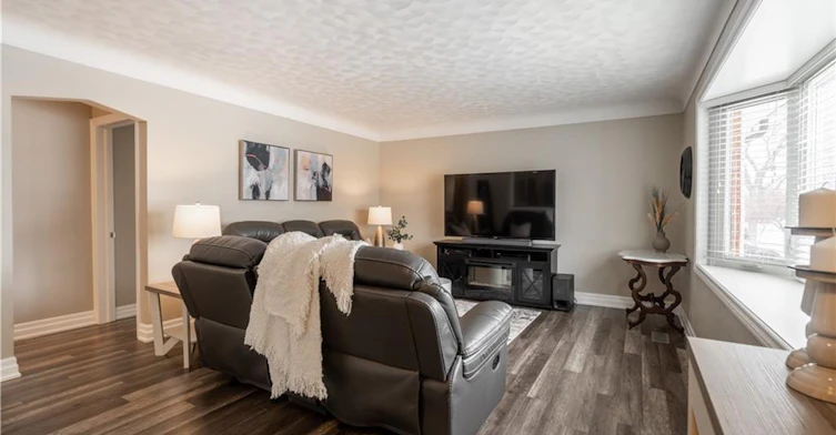 22 Fernwood Crescent, Hamilton, ON, L8T 3L1 - 2