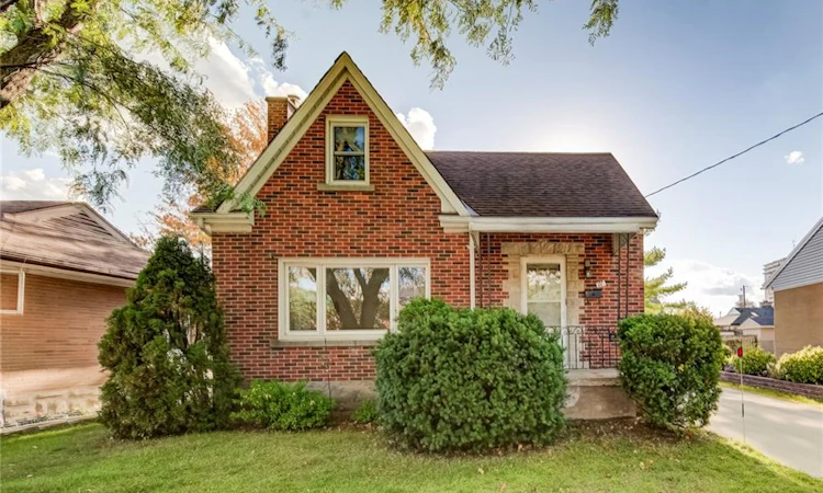 11 Crestwood Avenue