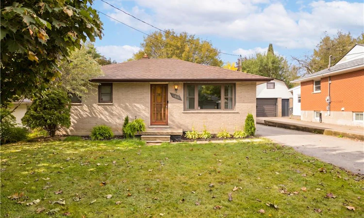 166 Victoria Road N