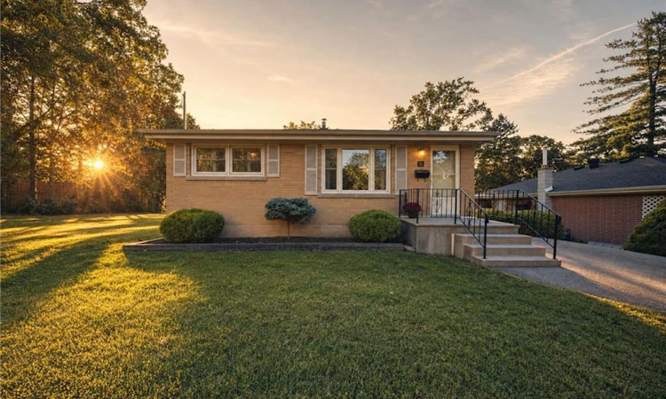 21 Hillcrest Avenue