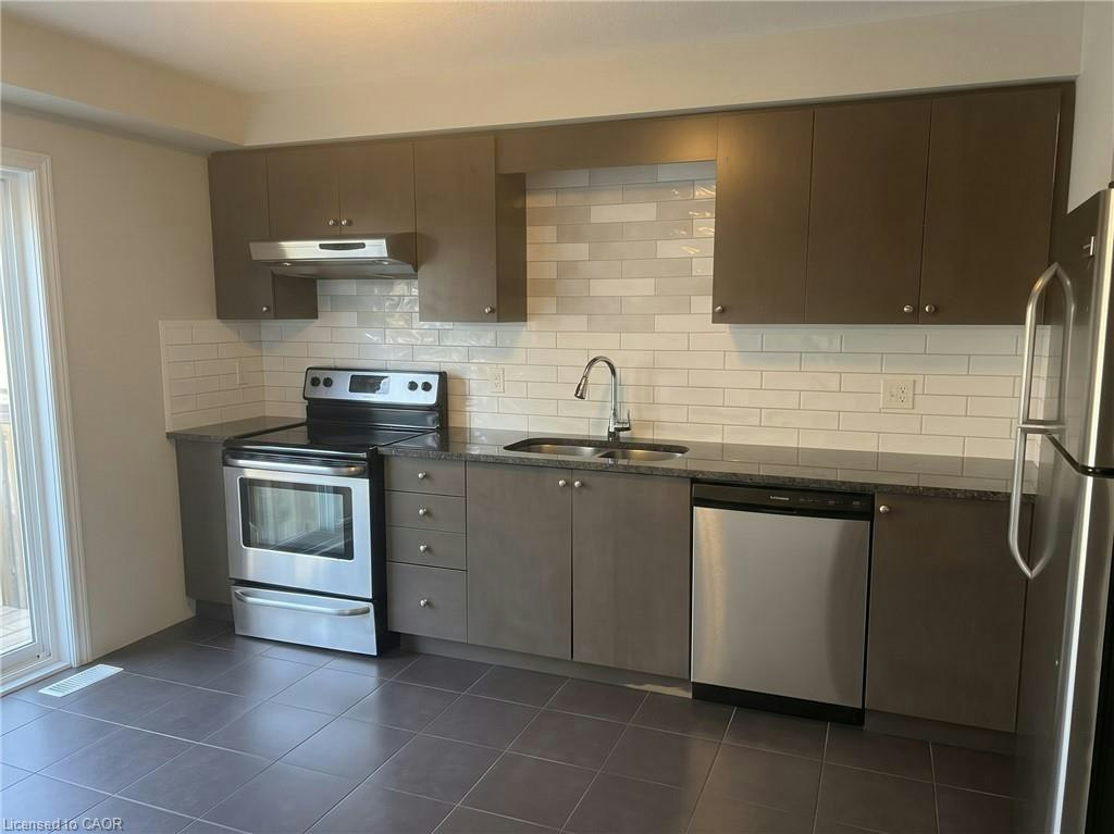 48-12 Poplar Drive, Cambridge, ON, N3C 3X2 - 2
