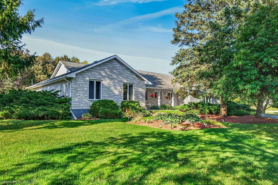 2 Karendale Crescent, Hamilton, ON, L8B 0Z6