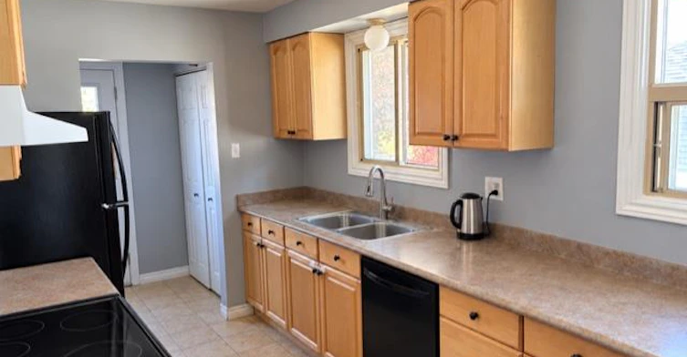 35 Bonaventure Drive, Hamilton, ON, L9C 4P4 - 3