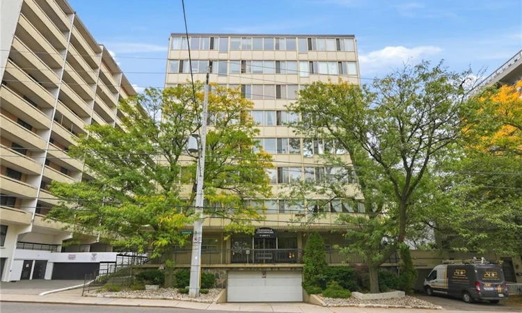 606-101 Queen Street S