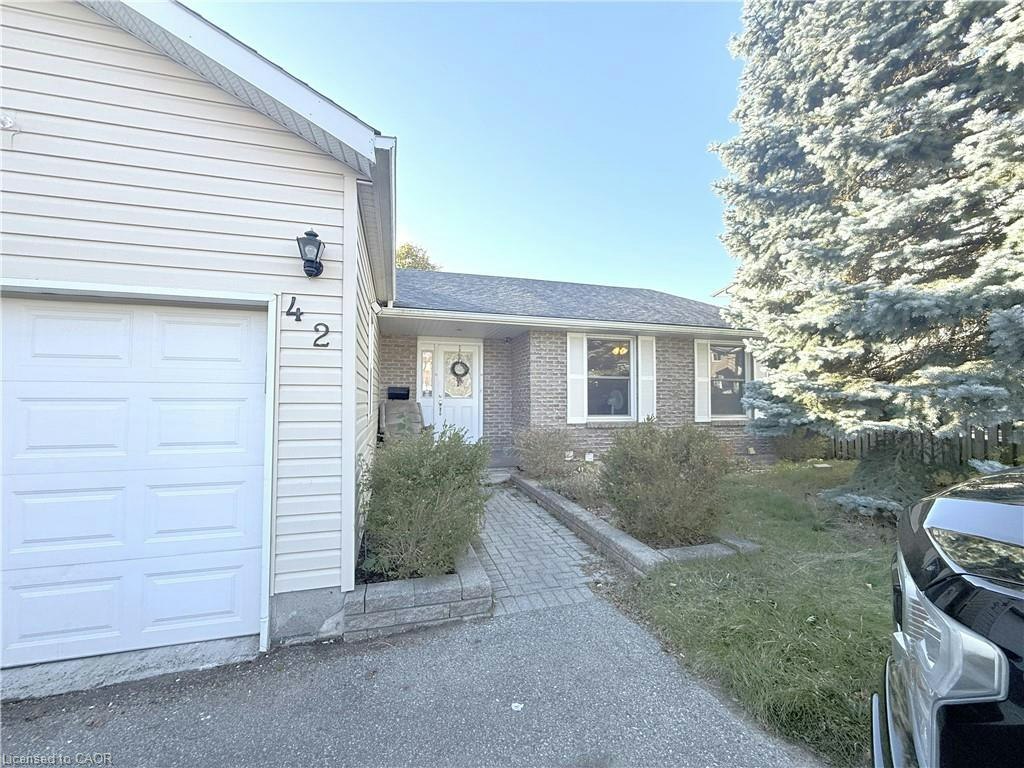 42 Southwood Court, Kitchener, ON, N2E 2H9 - 2