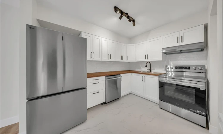 21-3085 Kingsway Drive