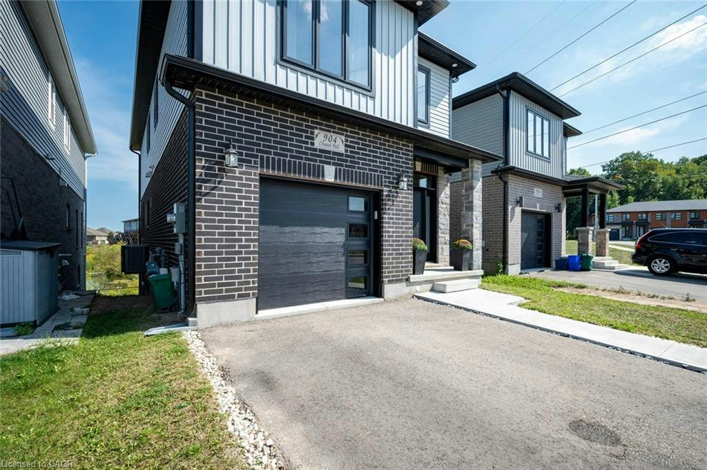 904 Chapel Hill Court, Kitchener, ON, N2R 0P4