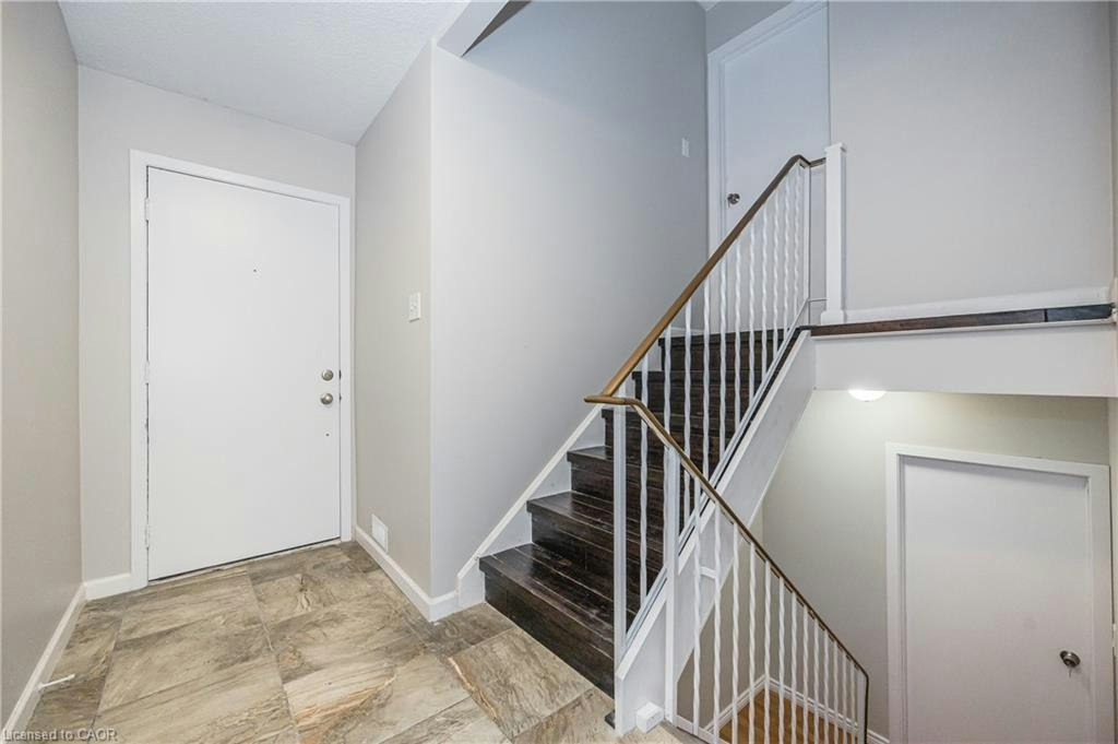 UPPER-328 Breezewood Crescent, Waterloo, ON, N2L 5K5 - 6