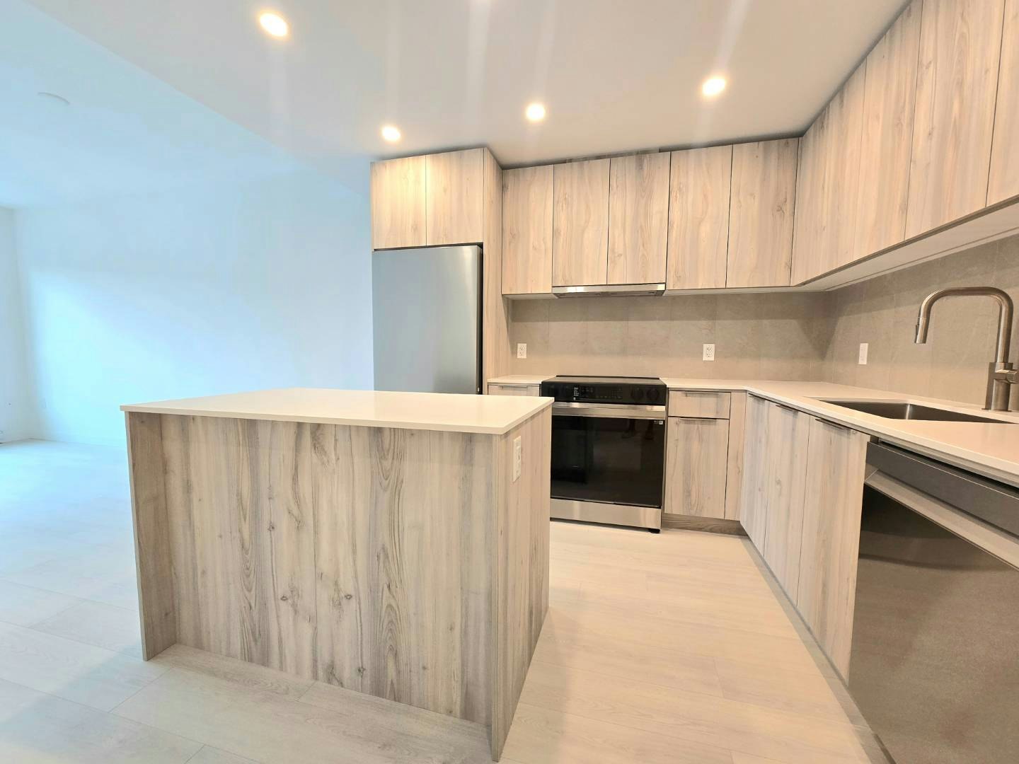 606-3594 North Malsum Vancouver Drive, North Vancouver, BC