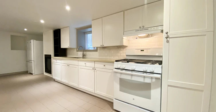 5-209 Madison Avenue, Toronto, ON, M5R 2S6 - 2