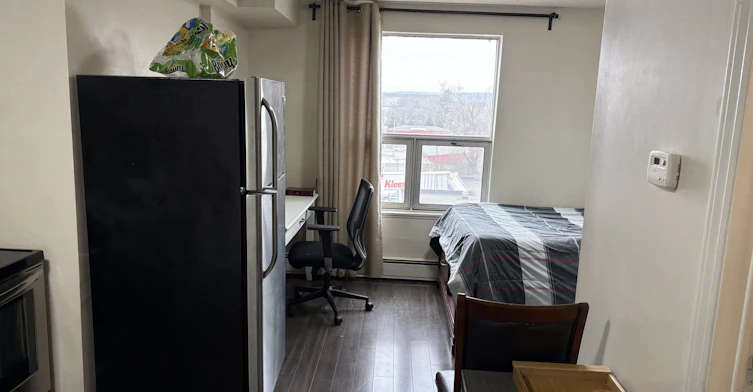 Bachelor 003-570 King Street West, Hamilton, ON, L8P 1C2
