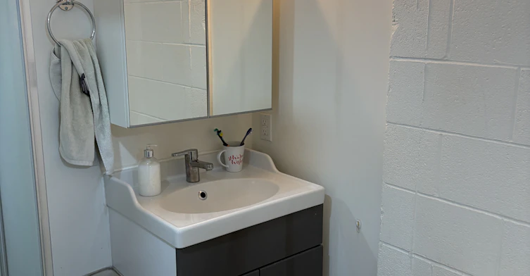Bachelor 003-570 King Street West, Hamilton, ON, L8P 1C2 - 7