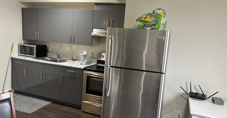 Bachelor 003-570 King Street West, Hamilton, ON, L8P 1C2 - 3
