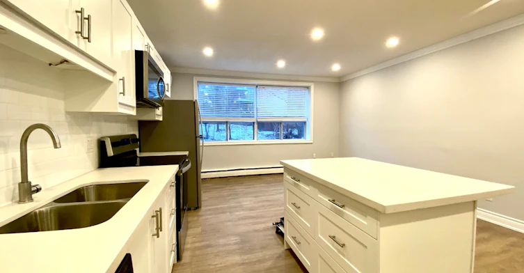112 St Josephs Drive, Hamilton, ON, L8N 2E7 - 2