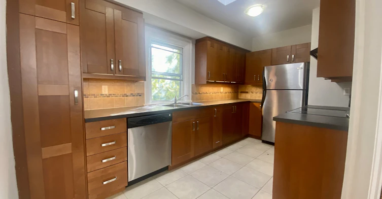 E-341 St Clair Avenue W, Toronto, ON, M5P 1N3