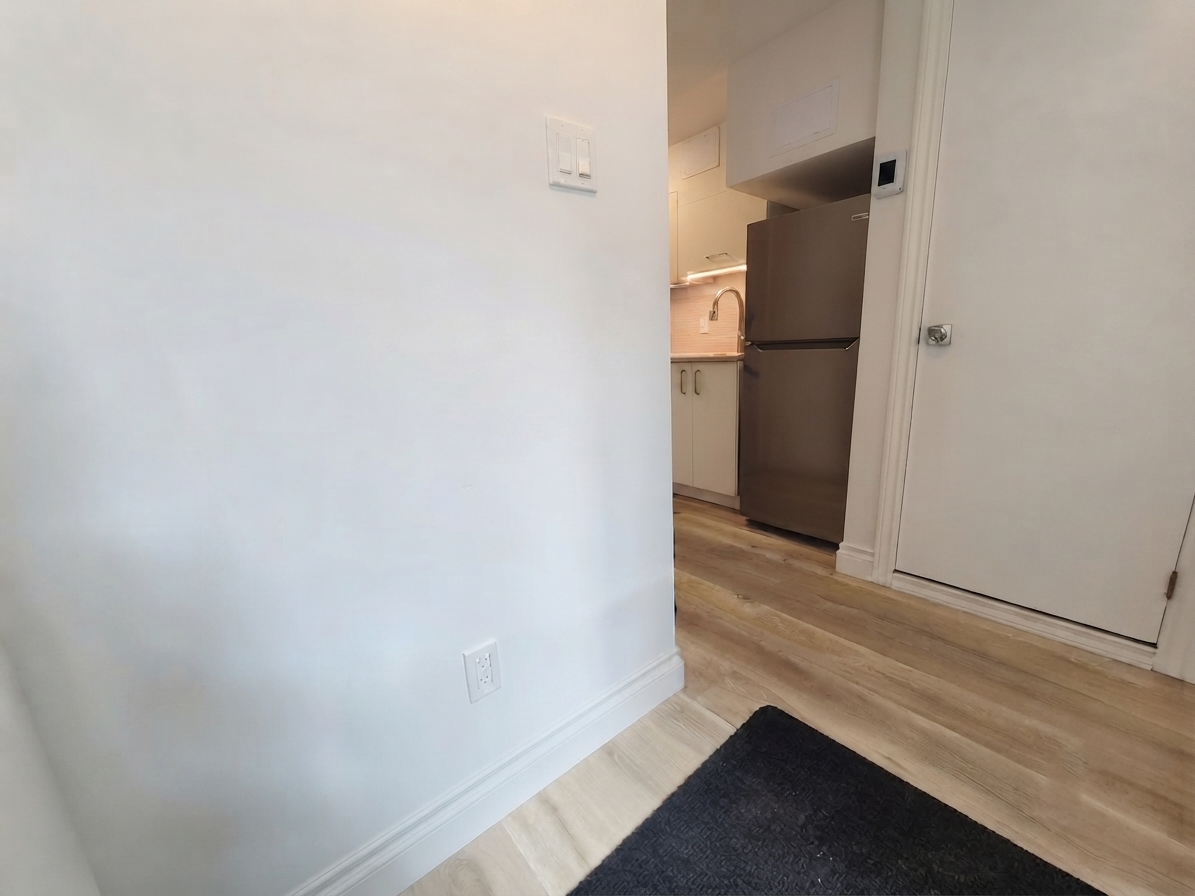 Lower-102 Donlands Avenue, Toronto, ON, M4J 3P1 - 3