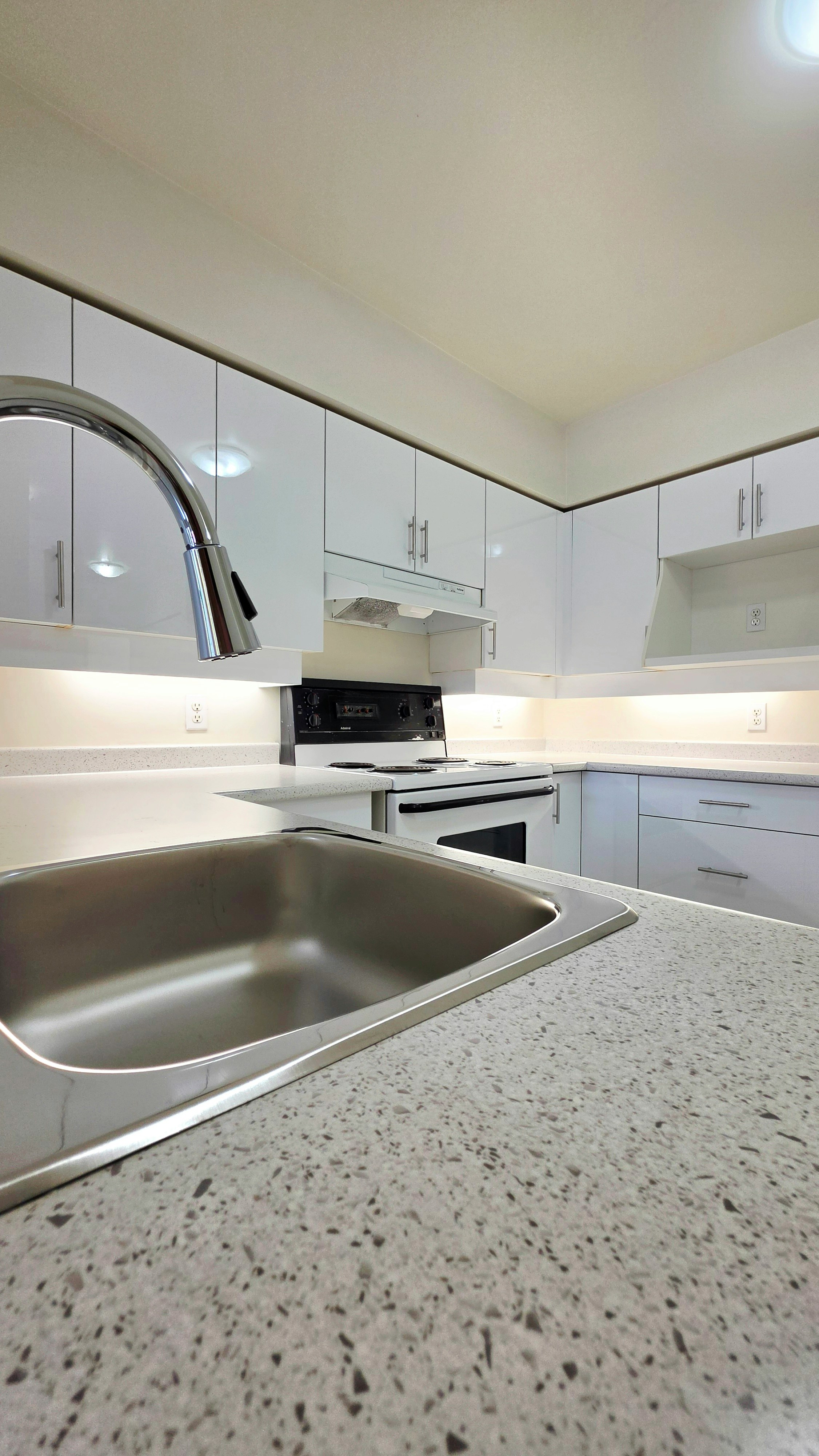 205-3575 West Broadway, Vancouver, BC, V6R 1Y7 - 5