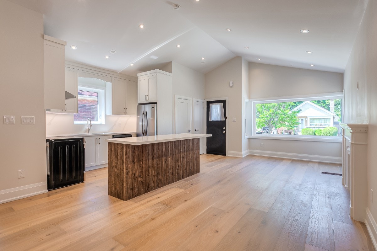 29 Hutton Avenue, Toronto, ON, M4C 3L2
