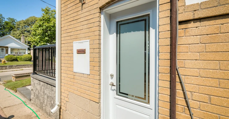 29 Hutton Avenue, Toronto, ON, M4C 3L2 - 27