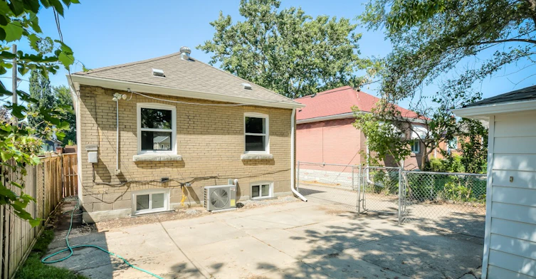 29 Hutton Avenue, Toronto, ON, M4C 3L2 - 30