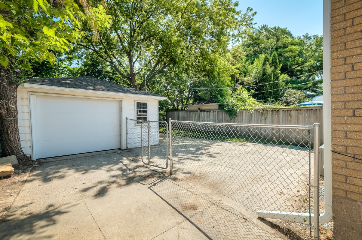 29 Hutton Avenue, Toronto, ON, M4C 3L2 - 28