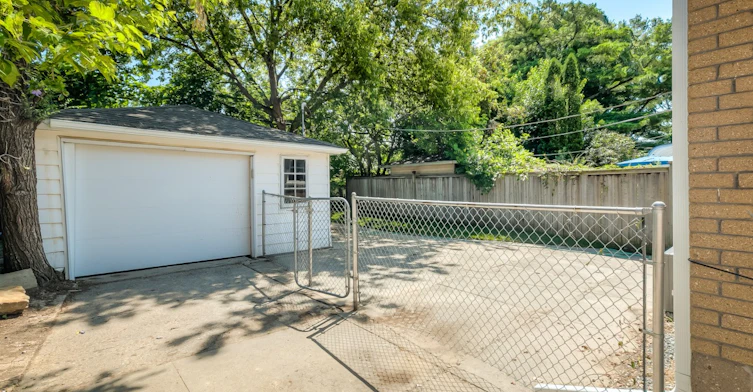 29 Hutton Avenue, Toronto, ON, M4C 3L2 - 28