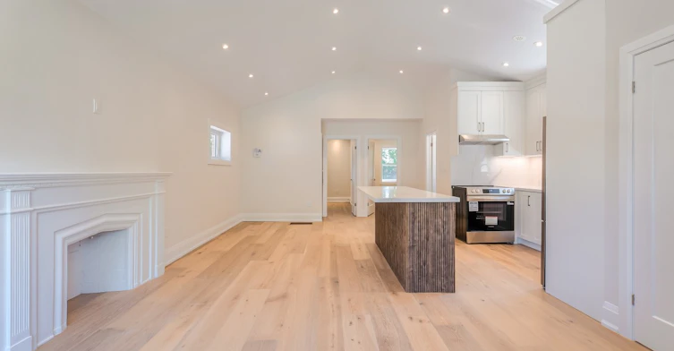 29 Hutton Avenue, Toronto, ON, M4C 3L2 - 2