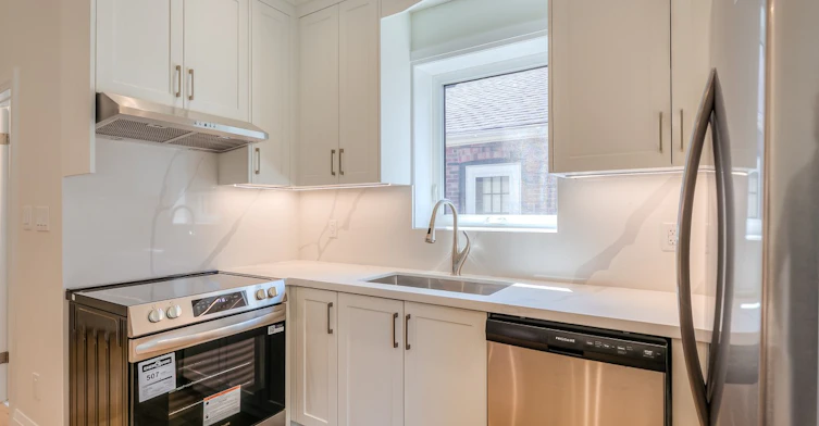 29 Hutton Avenue, Toronto, ON, M4C 3L2 - 8