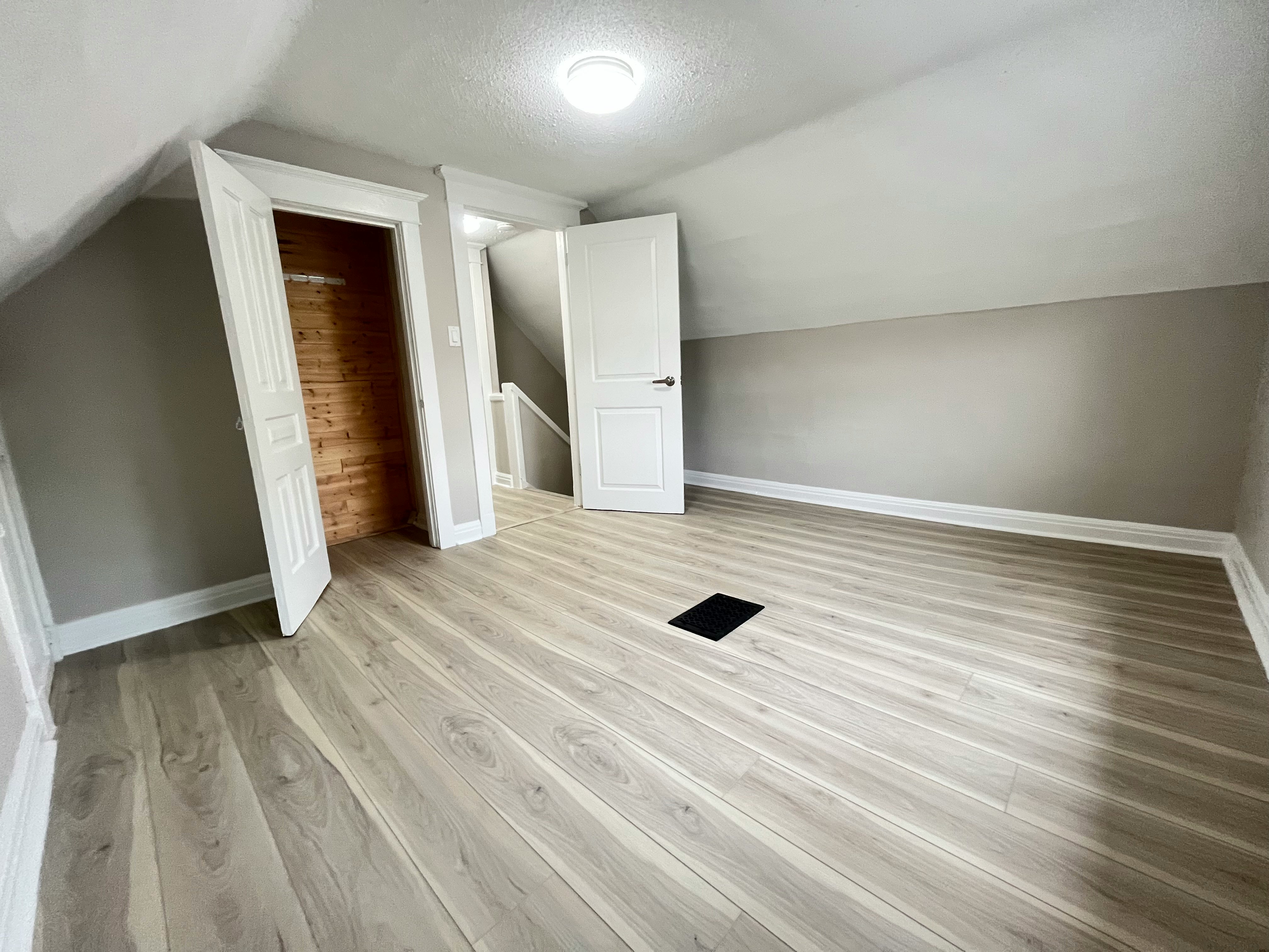 12 Senator Avenue, Hamilton, ON, L8L 1Z4 - 24